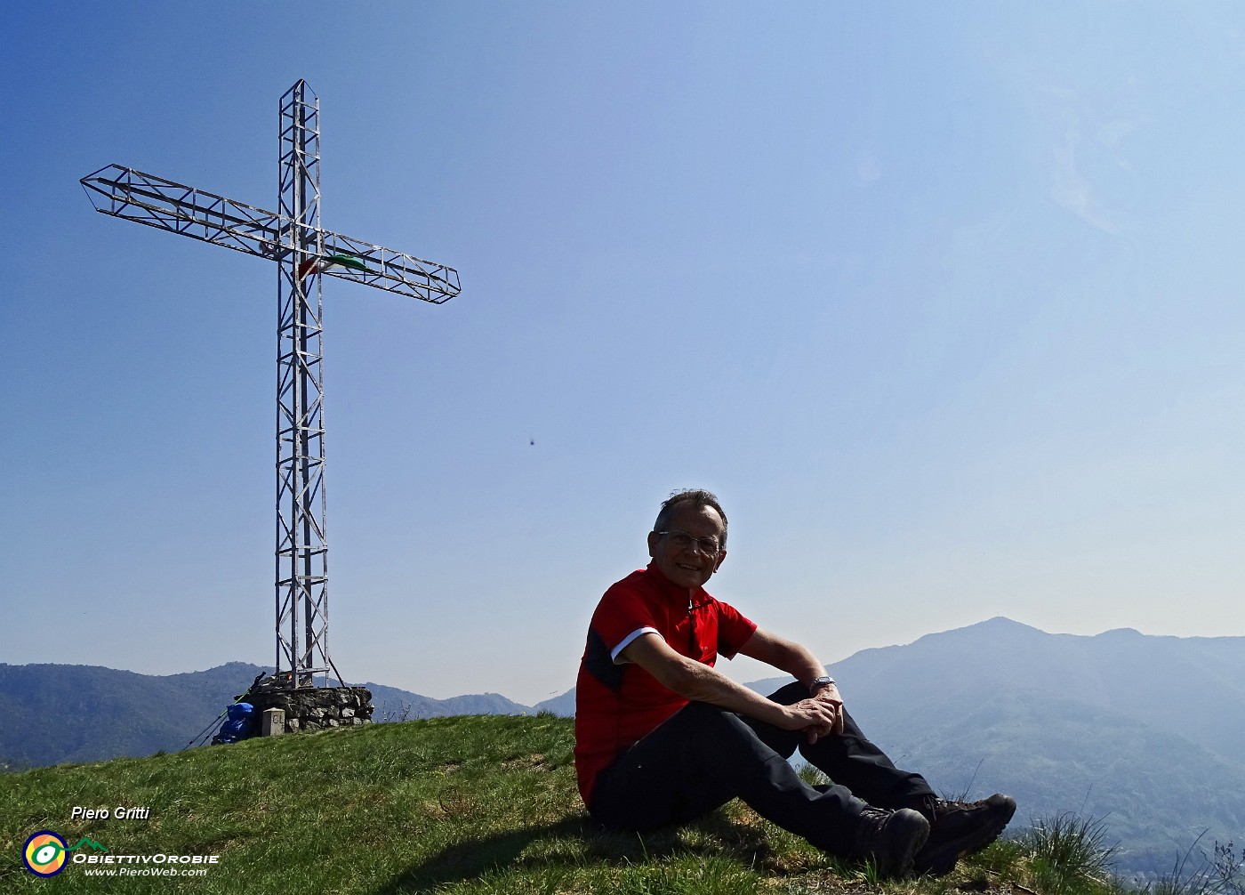 03 Alla croce del Pizzo di Spino (958 m)  con vista in Canto Alto.JPG -                                